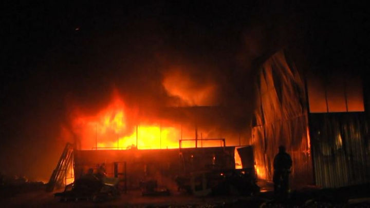 Incendiu devastator la o fabrică de produse din plastic din Ucraina. Foto:publika.md