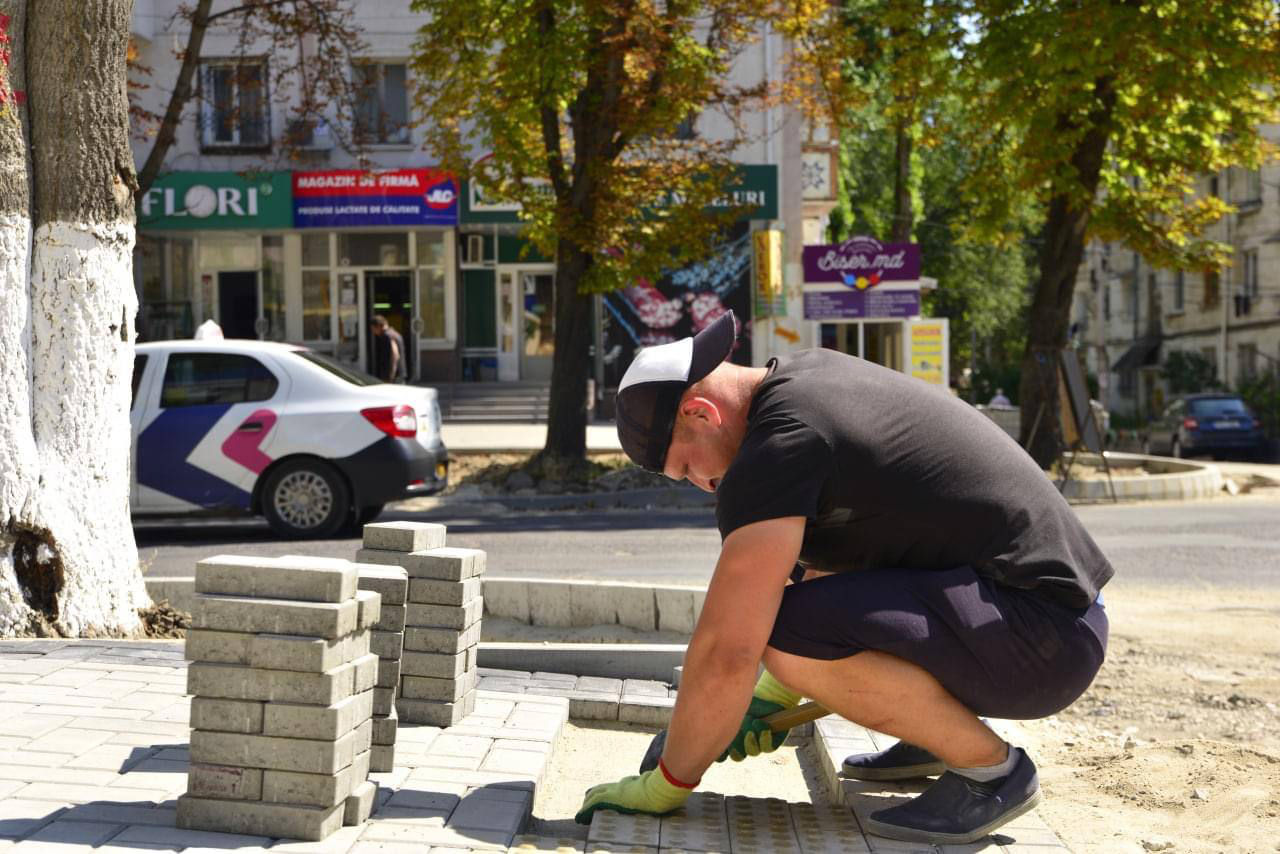 Продолжается ремонт тротуаров по улице Сармизеджетуза в столице.
