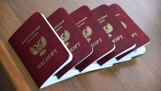 Украинские политики называют жителей неподконтрольных Киеву территорий Донбасса террористами.