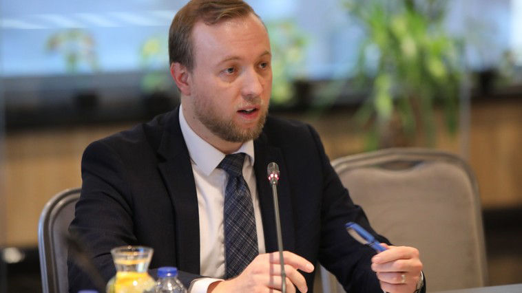 Глава СИБ напомнил, что на имя Плахотнюка есть ордер на арест: Его задержат.