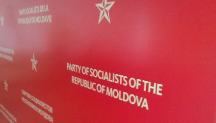 Anterior, PSRM a criticat dur această lege, iar deputaţii din grupul socialiştilor au votat contra adoptării acesteia în Parlament. 