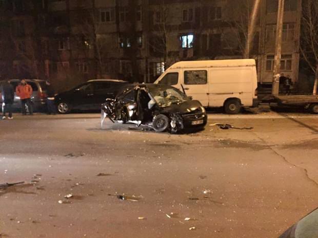 Două mașini de model Honda și Hyundai s-au ciocnit în această noapte, în capitală. Foto: Толя Пуршага via Facebook