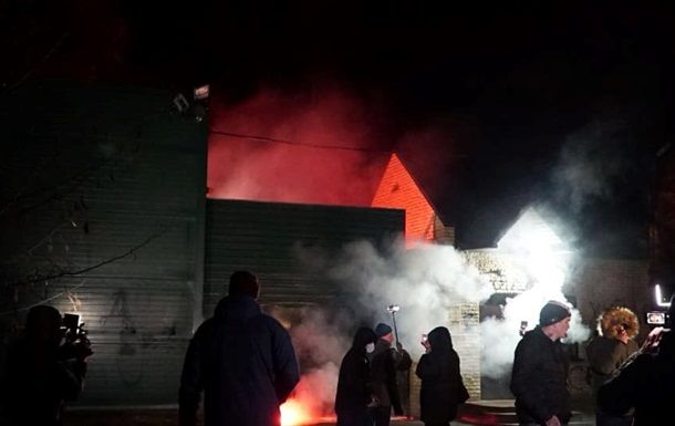 Возле дома Медведчука прошла акция с требованием его ареста.