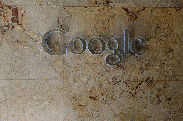 Google удалил подсказки оскорбительного характера в отношении женщин.