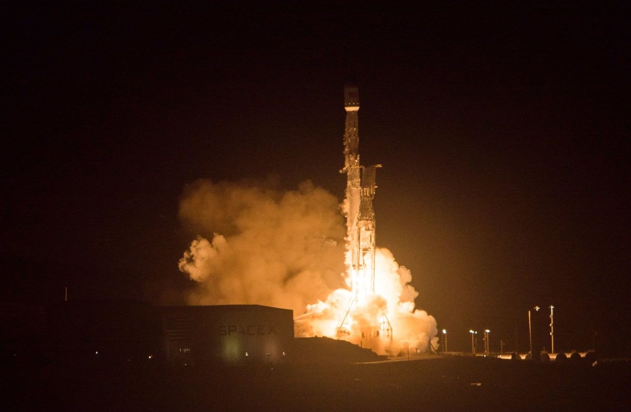 В Калифорнии стартовала ракета-носитель Falcon 9 с зондом-камикадзе.