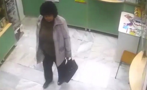 Столичная полиция разыскивает женщину, укравшую мобильный телефон в аптеке.