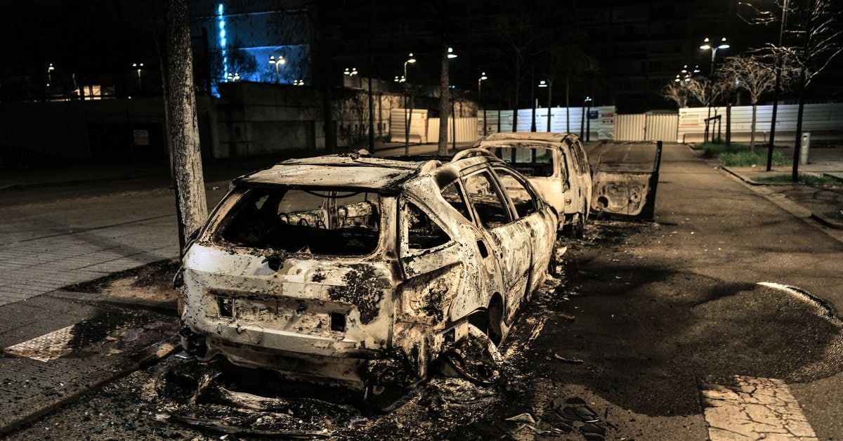 В Лионе участники массовых беспорядков устроили погромы и сожгли несколько машин.