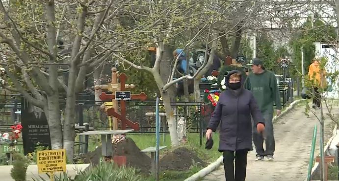 Посетителей просят не мусорить рядом с кладбищами.