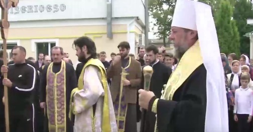 Прежде чем отправиться в путь, пришли за благословением к митрополиту Владимиру.