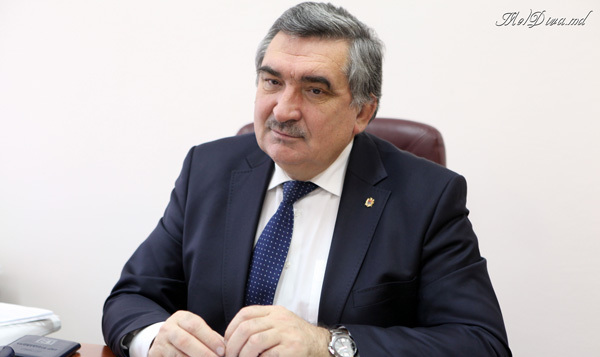 Fostul ministru al Sănătăţii, Vladimir Hotineanu, şi fiul său, Adrian Hotineanu, au primit distincţii de stat.