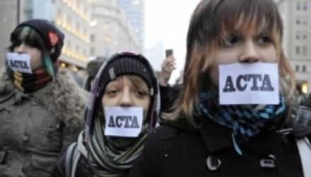 Uniunea Europeana a suspendat ratificarea ACTA, după protestele activiştilor pentru drepturile omului.