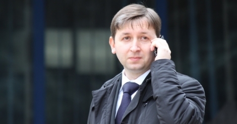  Deputatul comunist, Artur Reșetnicov, salută demiterea celor doi miniștri liberali, Anatol Șalaru și Mihai Moldovanu, dar și a șefului Moldsilva, Ion Cebanu. 