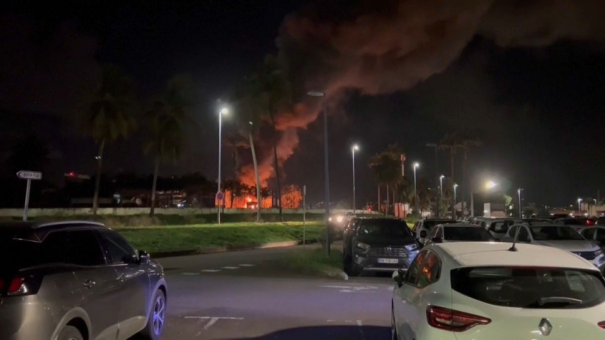 Sute de pasageri din Martinica nu pot pleca cu avionul din cauza protestelor.