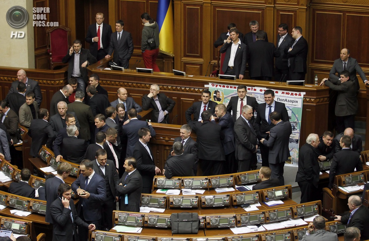 По данным агентства УНИАН, сегодня сотрудники МВД не зафиксировали серьезных нарушений закона во время акций протеста в центре Киева.