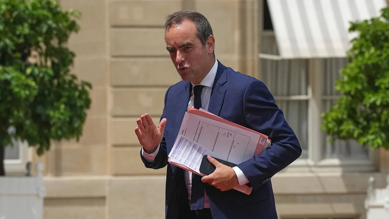 Franța anulează privilegiile pe viață pentru foștii premieri și miniștri.