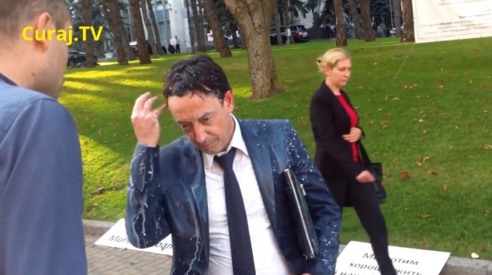 Andrei Donică a aruncat peste ministrul Finanțelor cu o găleată de lapte.