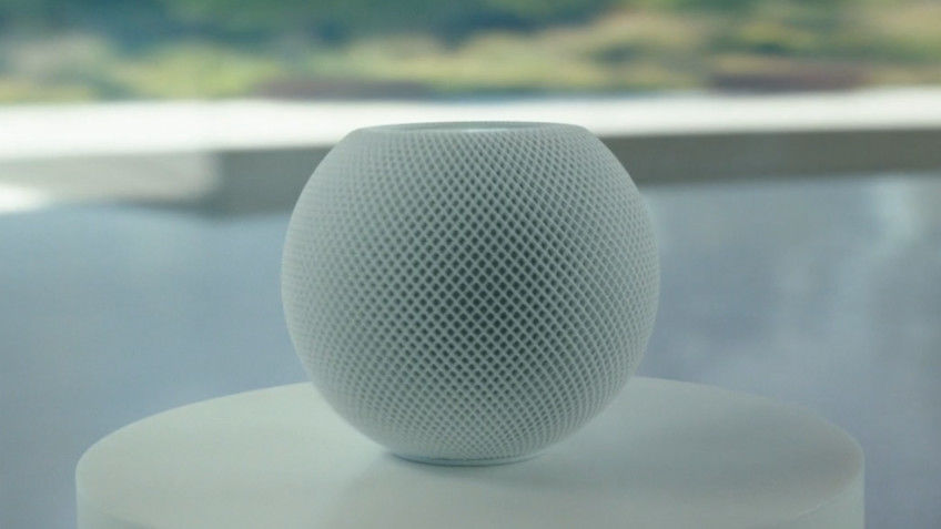 Apple показала новую умную колонку HomePod mini.