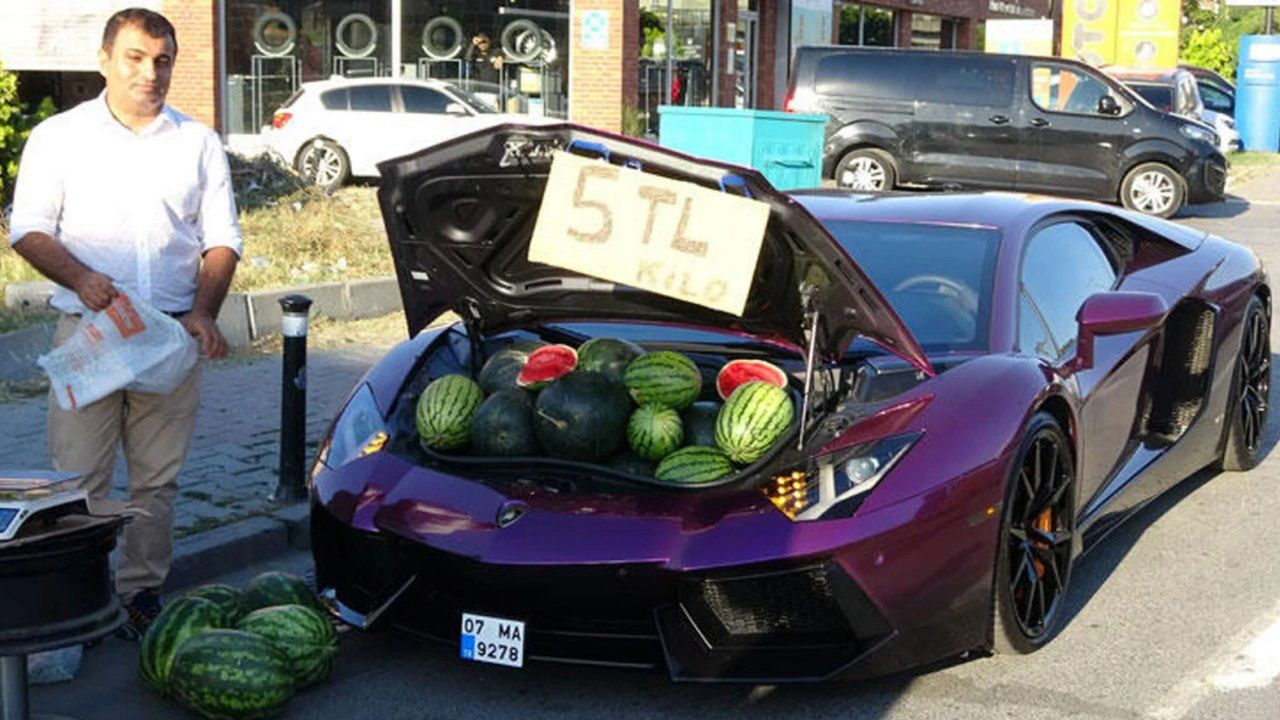 В Турции мужчину оштрафовали за торговлю арбузами из Lamborghini.