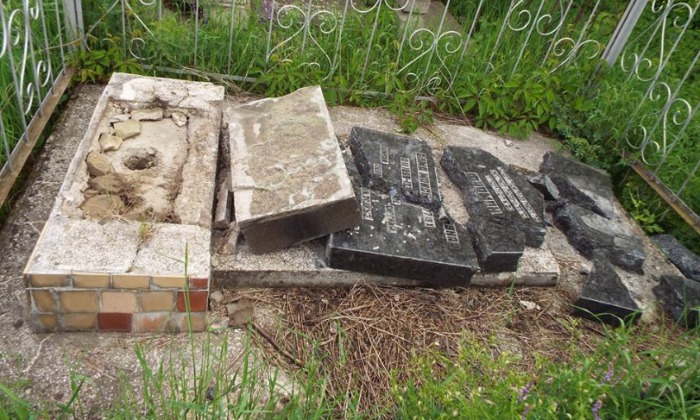 În cimitirul evreiesc din Soroca au fost distruse 14 morminte. Foto: igp.gov.md