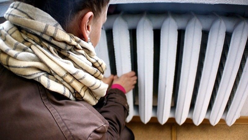 По словам горожан, порой даже на улице теплее, чем в домах.
