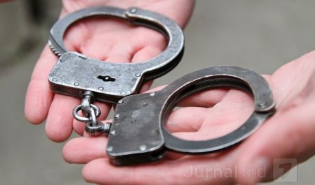 Власти Франции и Румынии выдали европейский ордер на арест на его имя.