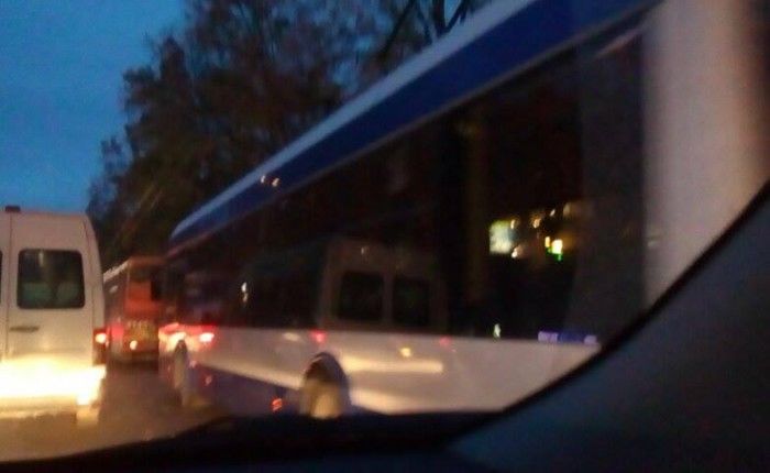 Potrivit martorilor oculari, partu troleibuze pline cu pasageri au rămas blocate în trafic. Foto: martor ocular