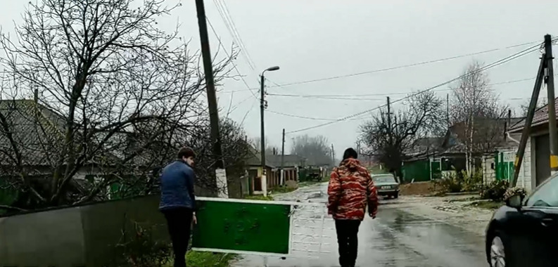 В канун Дня Андрея Первозванного несколько жителей села Ходжинешты остались без ворот.
