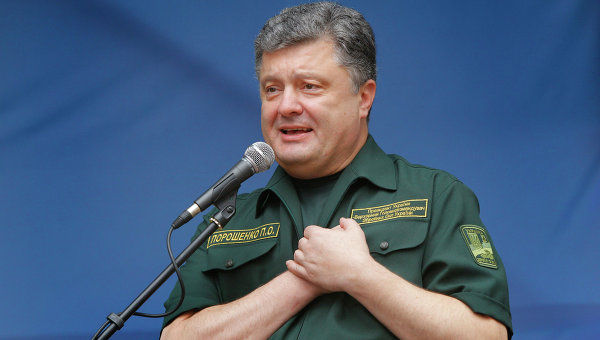 На одном из новогодних утренников он даже играл Пьеро, воздыхателя Мальвины, в костюмчике.