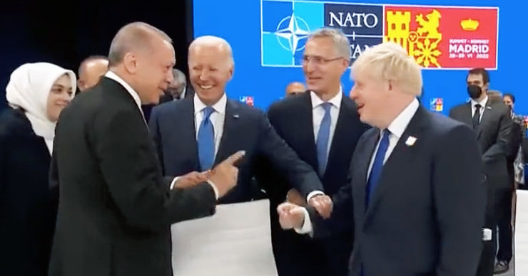 Президент Турции Эрдоган пошутил над премьером Британии Джонсоном на саммите НАТО.