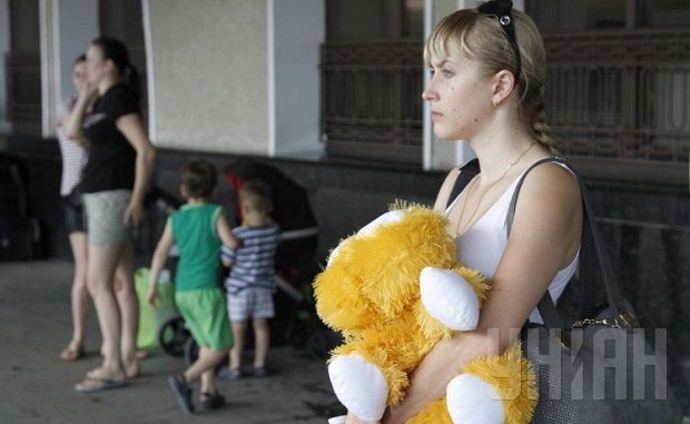 Большая часть переселенцев из зоны АТО - 907 тыс. 85 человек.