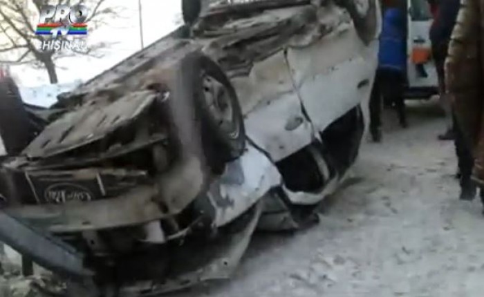 Accident grav la Bălți. Un taxi a derapat, a pierdut controlul volanului și a lovit puternic o mașină.