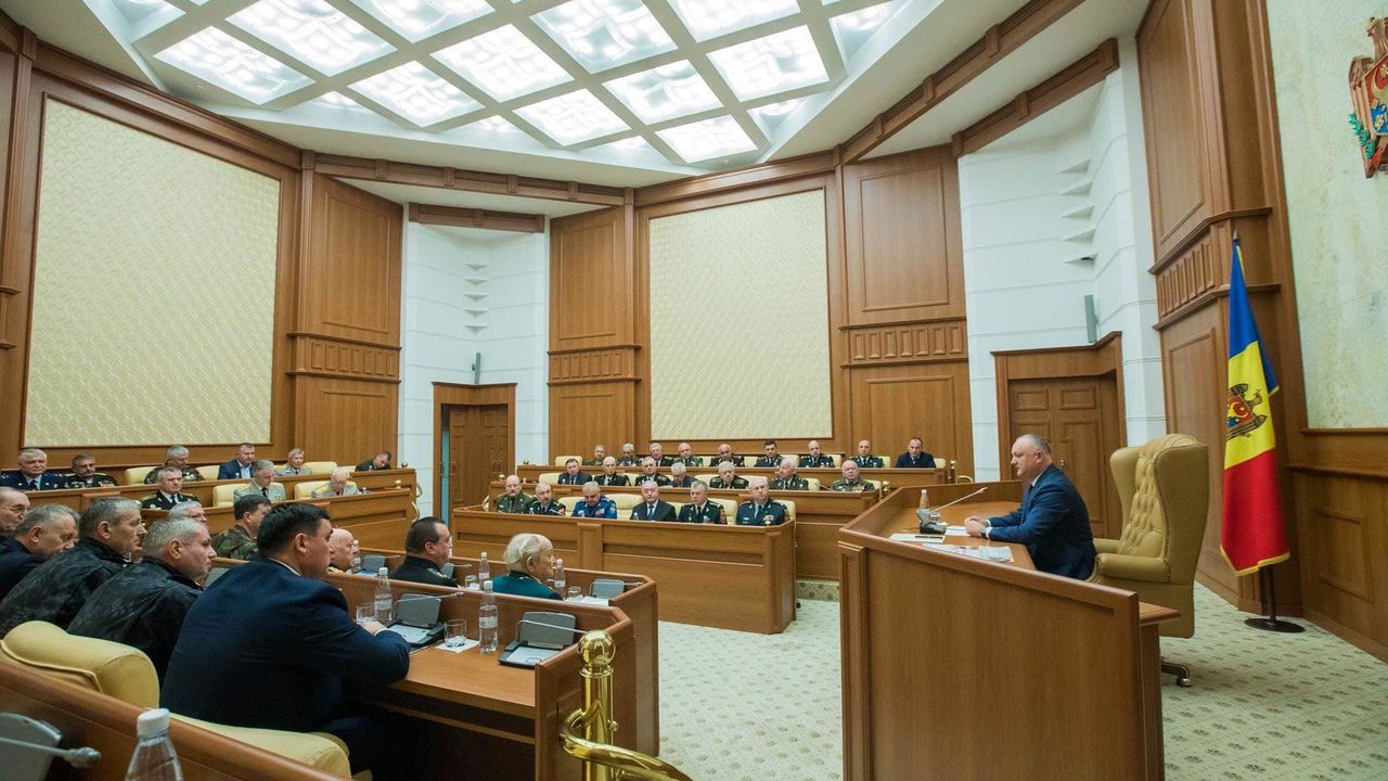 Додон поблагодарил офицерский корпус за поддержку института президента.