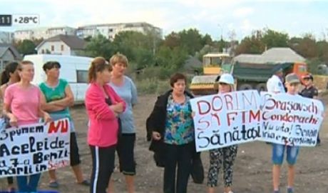 Locuitorii acuză consilierii locali de numeroase abateri şi cer stoparea lucrărilor.
