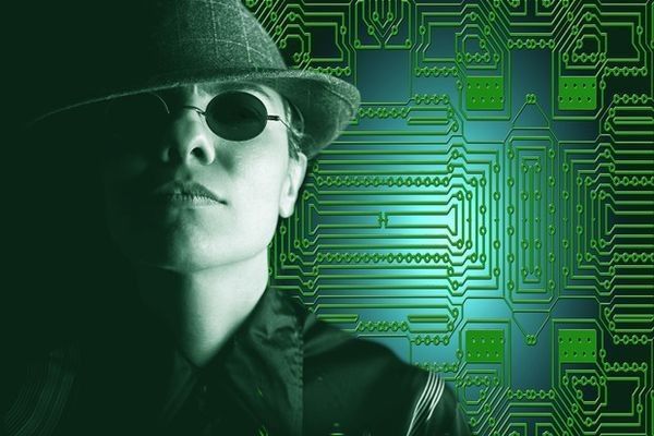 Сам Guccifer это отрицает, утверждая, что является гражданином Румынии.