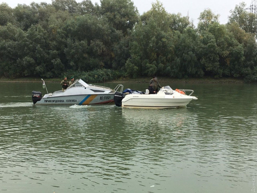 Одесские пограничники задержали румынский катер с гражданами стран ЕС.