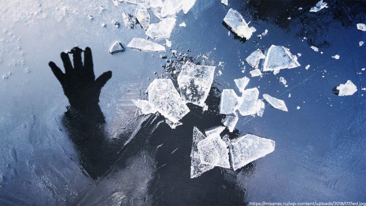 Житель столицы провалился под лед на озере "Валя Морилор".