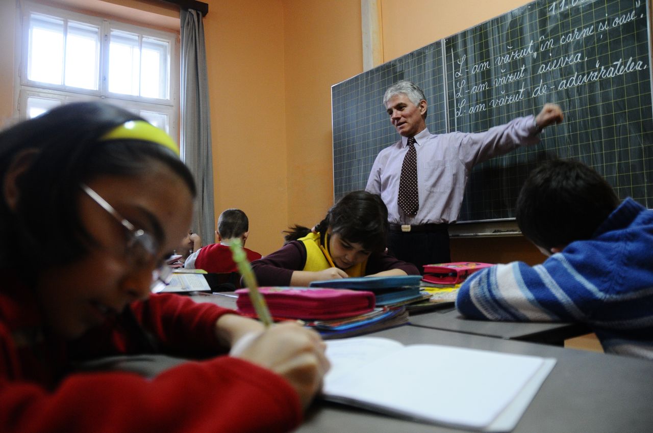 Părinții elevului cer daune în valoare de 90.000 de euro, cât i-a costat școlarizarea copilului după ce a transferat din liceul Eugen Lovinescu.