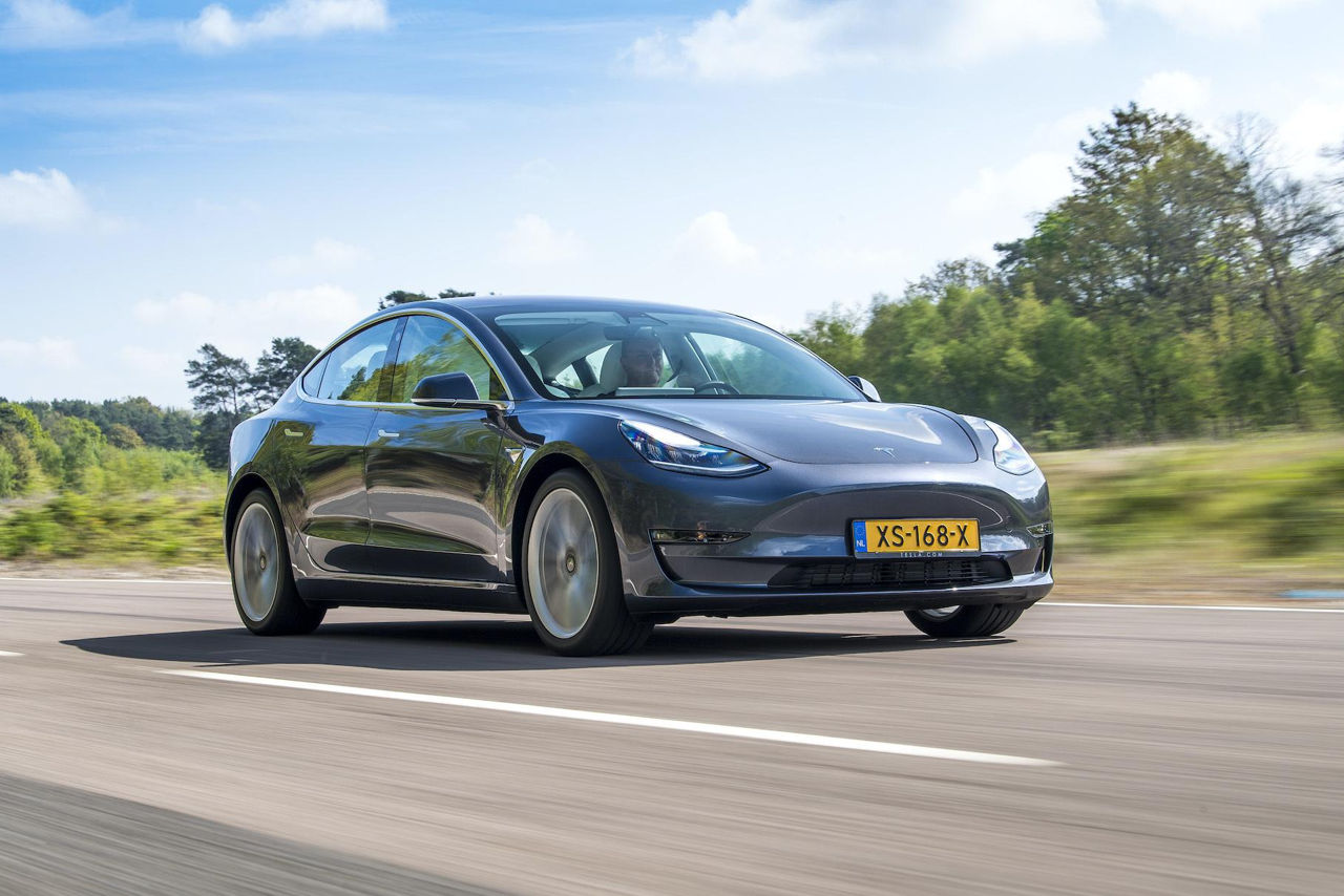 В Tesla нашли секретный «режим» — он снимает ограничения с автопилота.