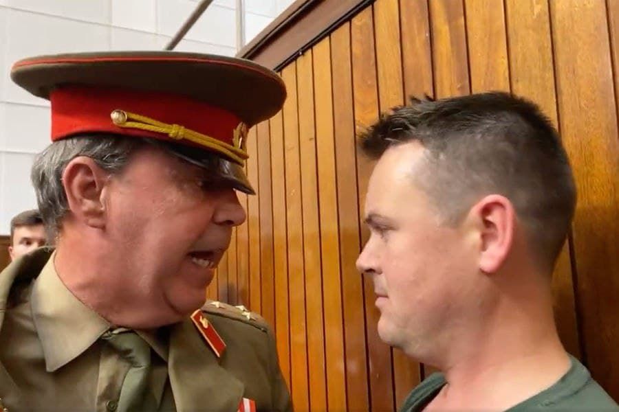 Британский активист в советской форме устроил потасовку на конференции тори.