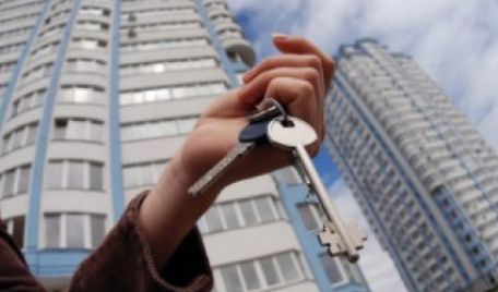 Tot mai mulţi moldoveni se împrumută de la bănci pentru a-şi cumpăra o locuinţă. Foto: jurnal.md