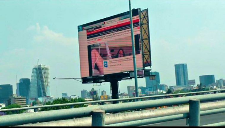 Hackerii au spart un panou publicitar și au afișat pornografie pe marginea șoselei. 