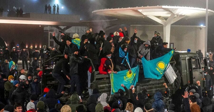 Число задержанных за беспорядки в Казахстане достигло 7939 человек.