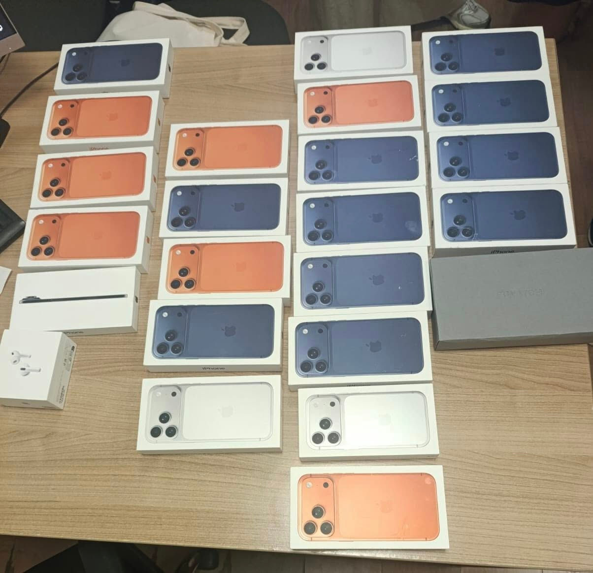 O femeie din Ucraina a încercat să scoată ilegal din R. Moldova 22 de iPhone-uri noi.