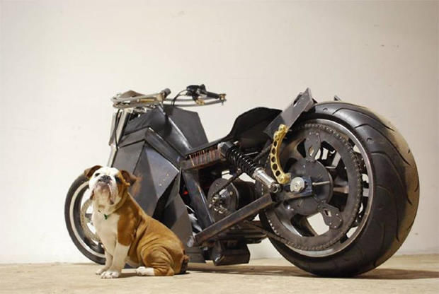 Australianul Alistair McInnes a construit motocicleta care poate fi alimentată pe bază de energie solară și eoliană.  Foto: cnet.com