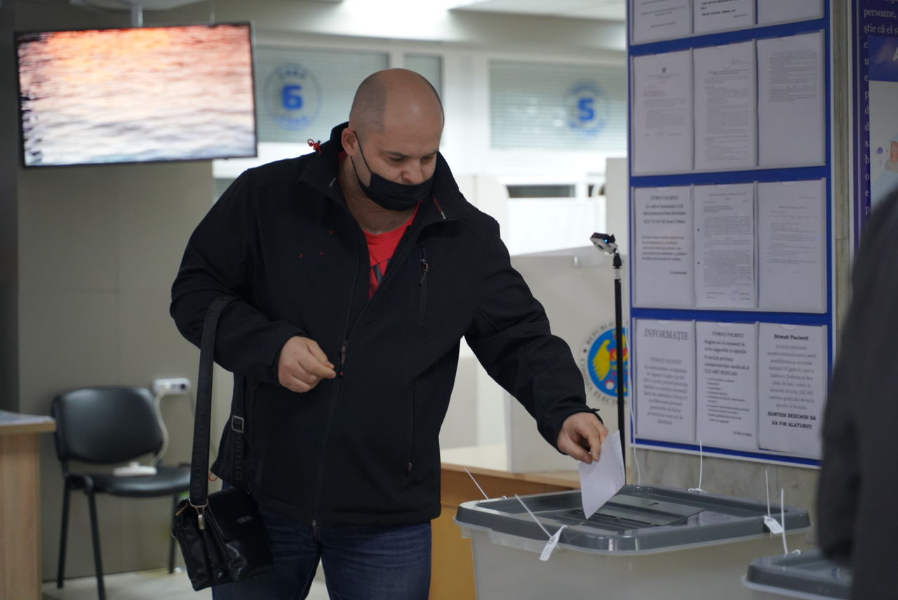 По состоянию на 18:00 на выборах президента проголосовали 1 млн 100 тысяч избирателей. 