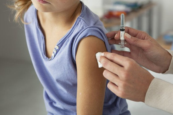 Fetele, vaccinate gratuit împotriva virusului papiloma uman
