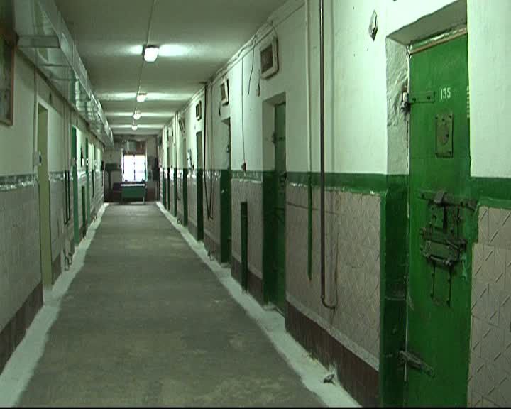 Filat primește diferite mesaje atât în formă scrisă, cât și în formă verbală de la diferiți deținuți prin care este umilit.