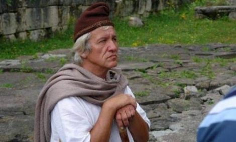 Se consideră dac şi explică numele său prin faptul că tatăl lui a fost huţul, iar huţulii au fost "daci slavizaţi"