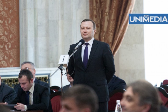 UNIMEDIA precizează că sloganul de campanie al PLR este: „Pentru Moldova, fără oligarhi”.