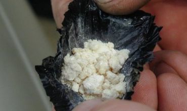 Individul a recunoscut că este consumator de droguri şi a predat benevol 10 pacheţele din staniol.